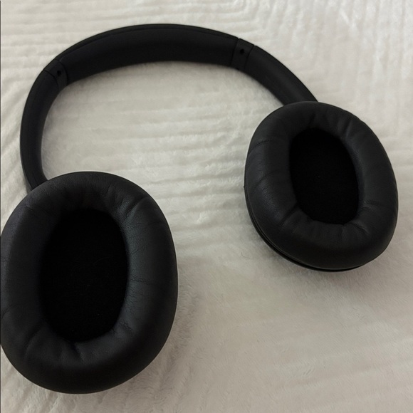 Sleek Black Wireless Headphones - Picture 4 of 5
